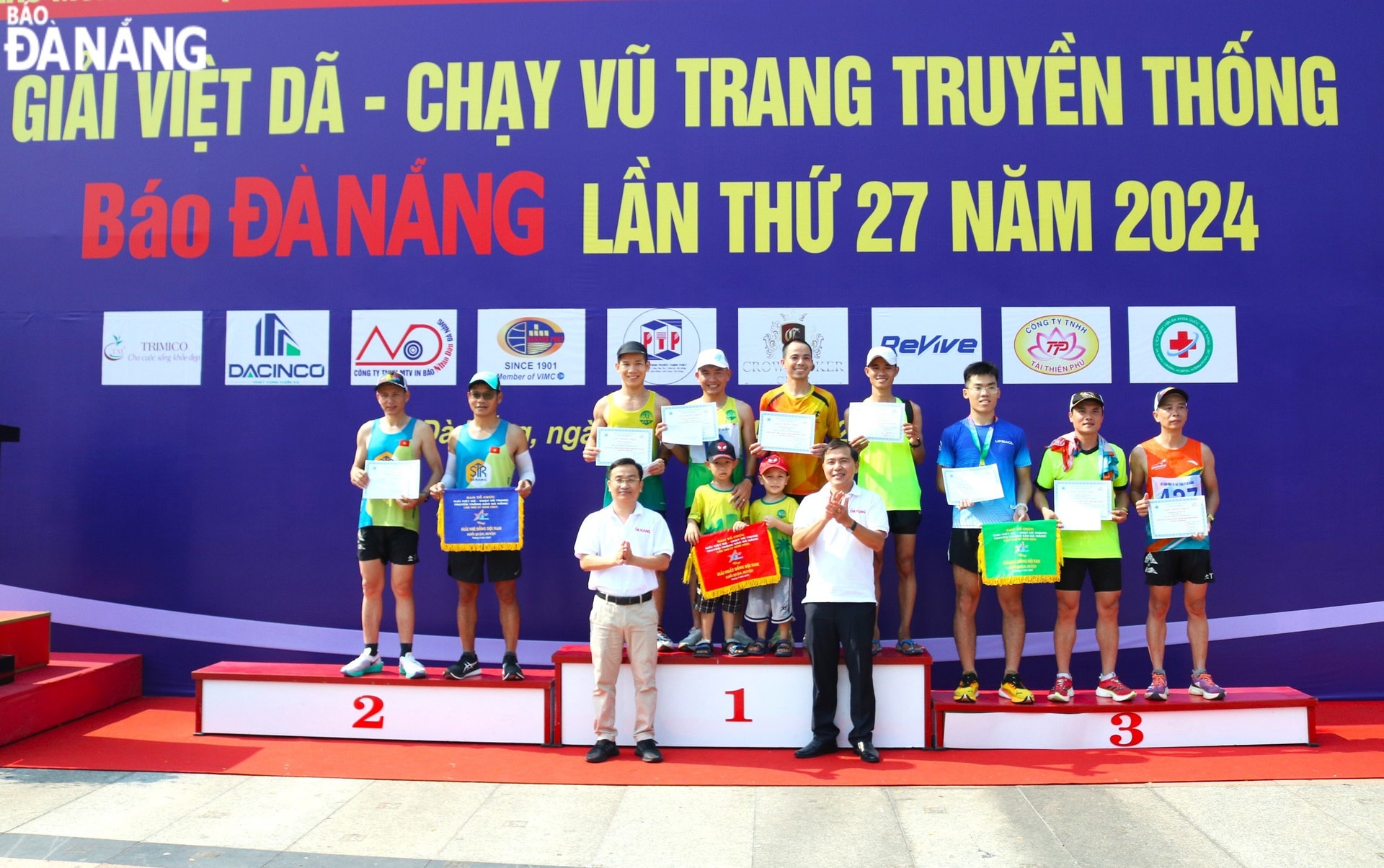 Tổng Biên tập Báo Đà Nẵng, Trưởng Ban tổ chức giải Nguyễn Đức Nam (hàng đầu, bên phải) và Phó Tổng Biên tập Báo Đà Nẵng Hứa Văn Hải (hàng đầu, bên trái) trao giải cho các VĐV xuất sắc.