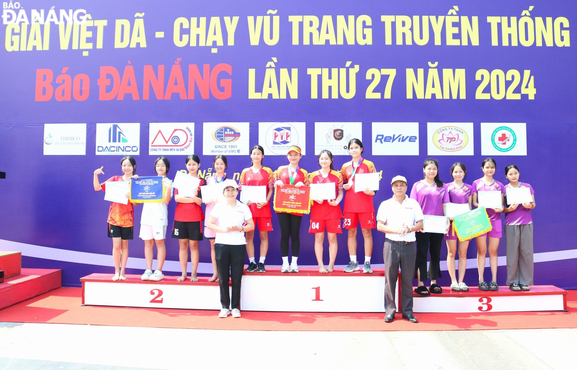 Phó Tổng Biên tập Báo Đà Nẵng Trần Thị Thu Thủy (hàng đầu, bên trái) và Phó Tổng Biên tập Báo Đà Nẵng Phan Văn Tấn (hàng đầu, bên phải) trao giải cho các VĐV nữ xuất sắc.