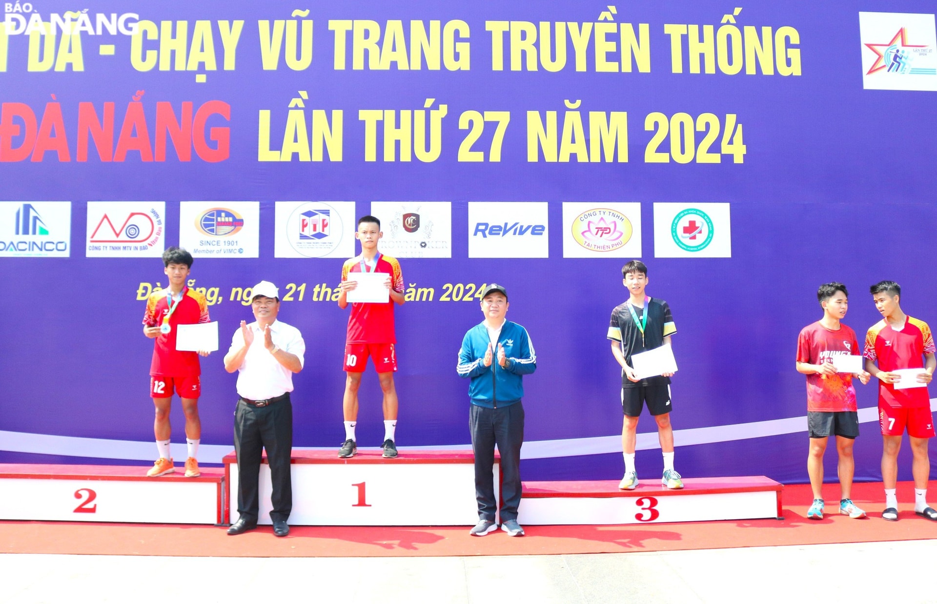 Phó Giám đốc Sở Văn hóa và Thể thao Nguyễn Trọng Thao (hàng đầu, bên trái) và Thư ký Tòa soạn Báo Đà Nẵng Lê Việt Dũng (hàng đầu, bên phải) trao thưởng cho các VĐV.