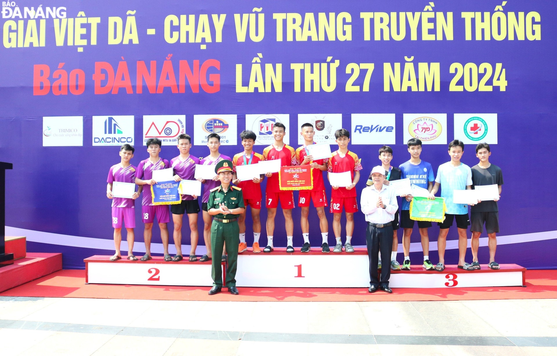 Đại tá Huỳnh Thanh Minh, Phó Tham mưu trưởng Bộ chỉ huy Quân sự thành phố và ông Trần Thanh Tự, Giám đốc Trung tâm Thể dục – Thể thao Đà Nẵng trao thưởng cho các VĐV Khối Trung học phổ thông.
