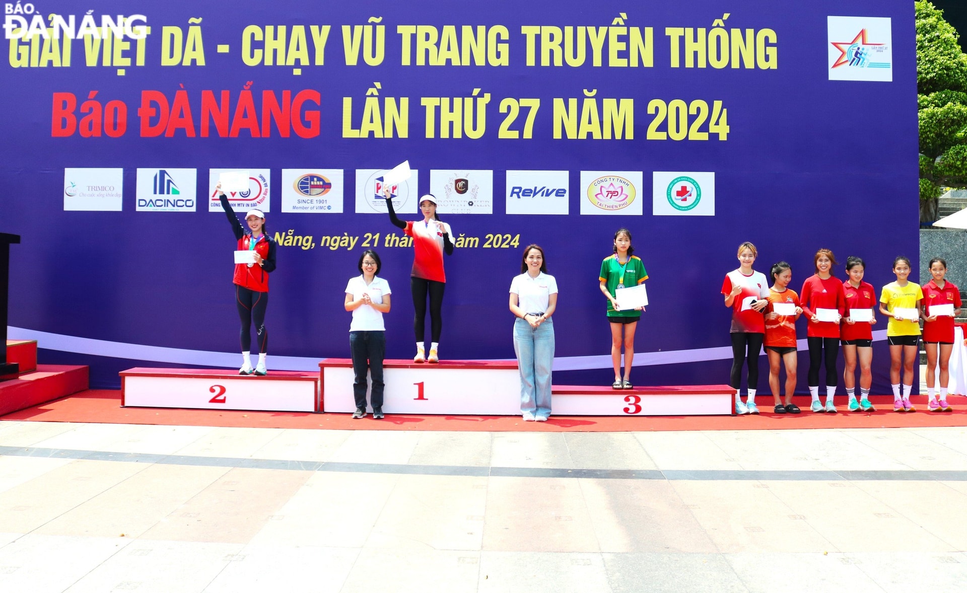Ban tổ chức trao thưởng cho các vận động viên chuyên nghiệp.
