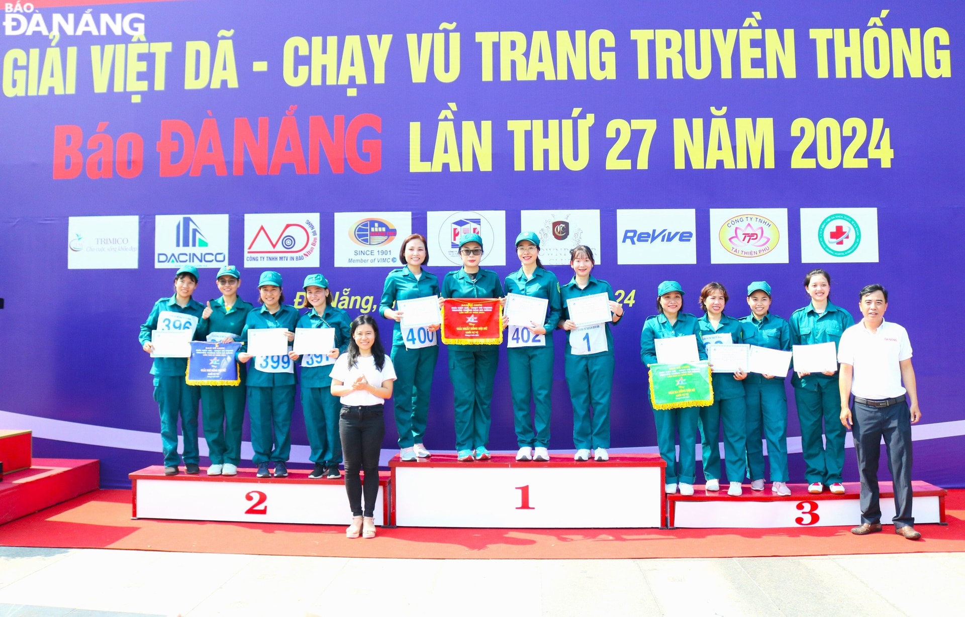 Ban tổ chức trao giải cho các vận động viên nữ khối dân quân phường, xã.