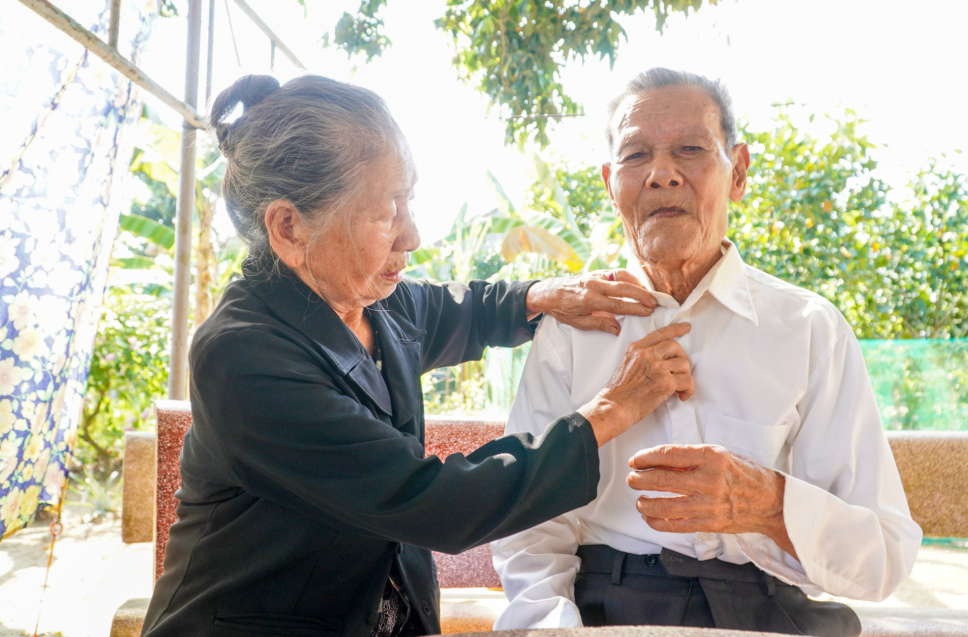Vợ chồng Trần Đình Tư (100 tuổi) và bà Võ Thị Dũng (91 tuổi). Ảnh: H.Q