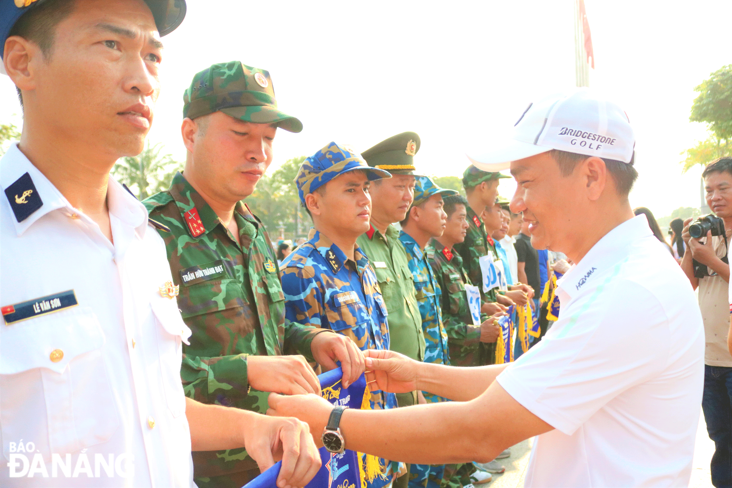 Trưởng ban Tổ chức Thành ủy Nguyễn Đình Vĩnh tặng cờ lưu niệm cho các đoàn dự giải. Ảnh: PN - NQ