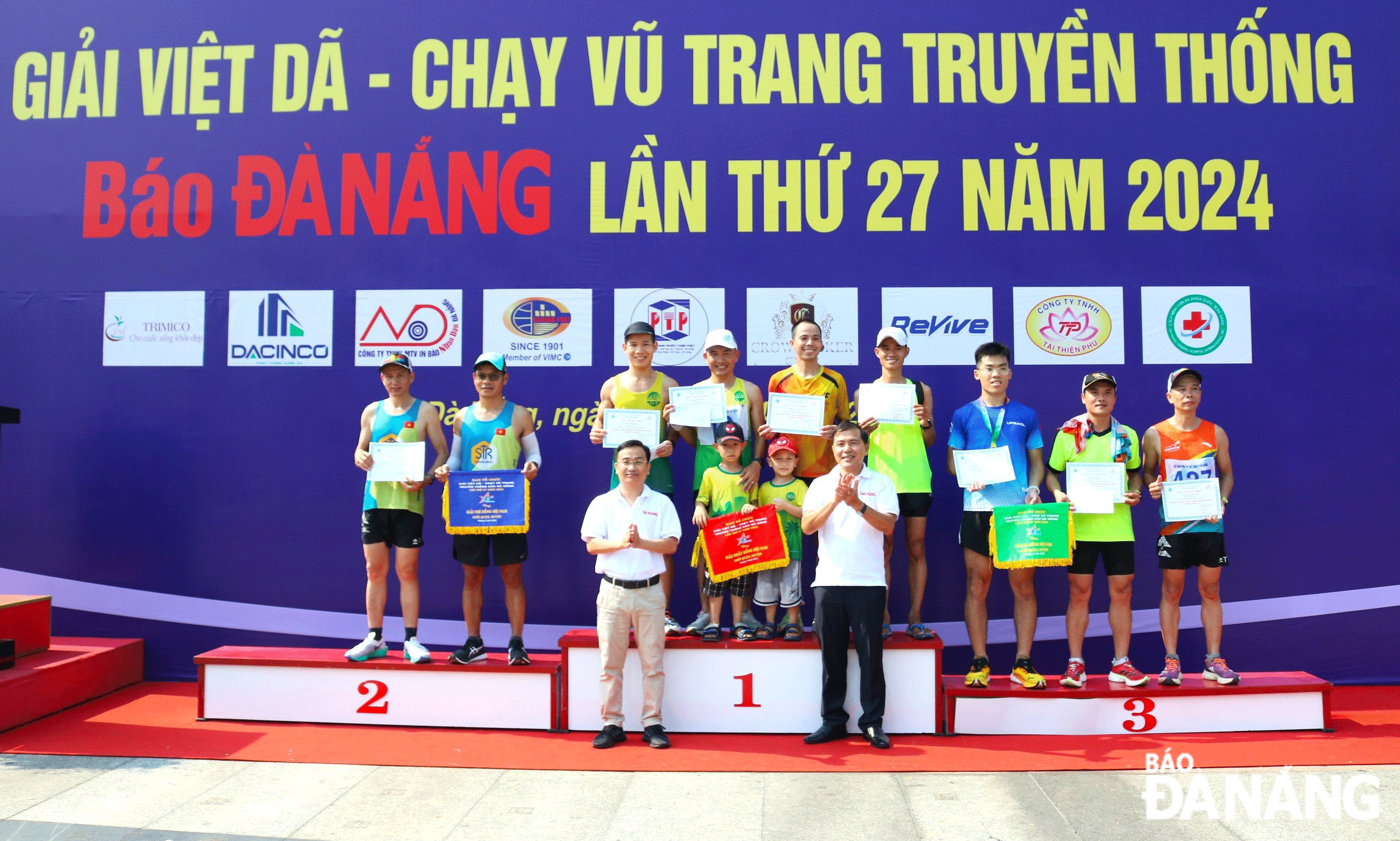 Tổng Biên tập Báo Đà Nẵng, Trưởng Ban tổ chức giải Nguyễn Đức Nam (hàng đầu, bên phải) và Phó Tổng Biên tập Báo Đà Nẵng Hứa Văn Hải (hàng đầu, bên trái) trao giải cho các vận động viên xuất sắc. Ảnh: P.N - N.Q