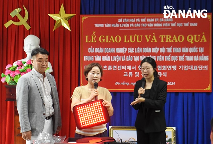 Trung tâm huấn luyện và đào tạo vận động viên thể dục thể thao thành phố tiếp nhận quà tặng trang thiết bị hỗ trợ từ đại diện Liên đoàn thể thao Hàn Quốc. Ảnh: G.P
