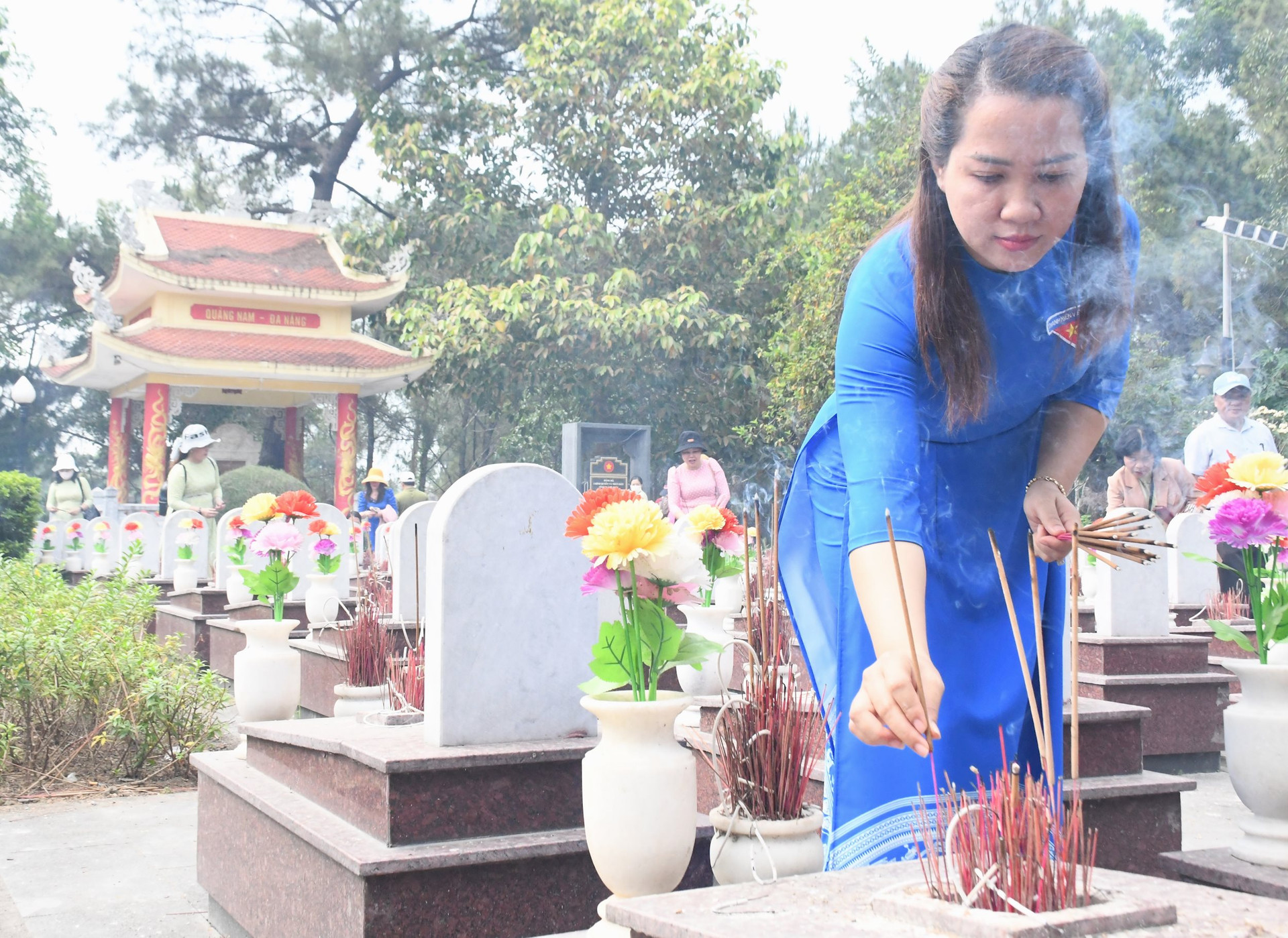 Đoàn đến viếng, thắp nhang từng ngôi mộ các liệt sĩ có quê hương ở Quảng Nam – Đà Nẵng tại Nghĩa trang liệt sĩ quốc gia Trường Sơn. Ảnh: VB.