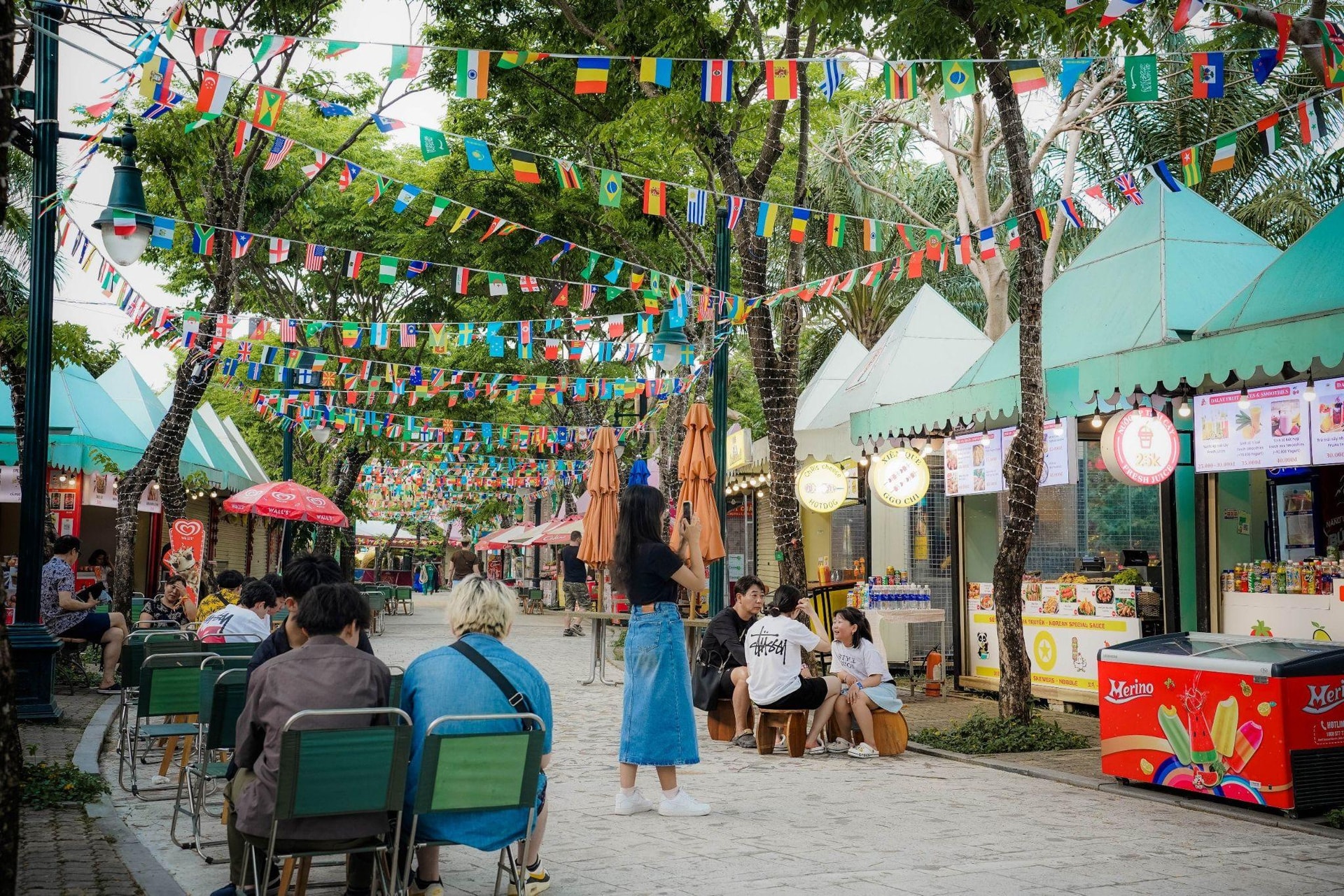 Mùa này, góc nào ở Công viên Châu Á cũng nhộn nhịp không khí lễ hội.