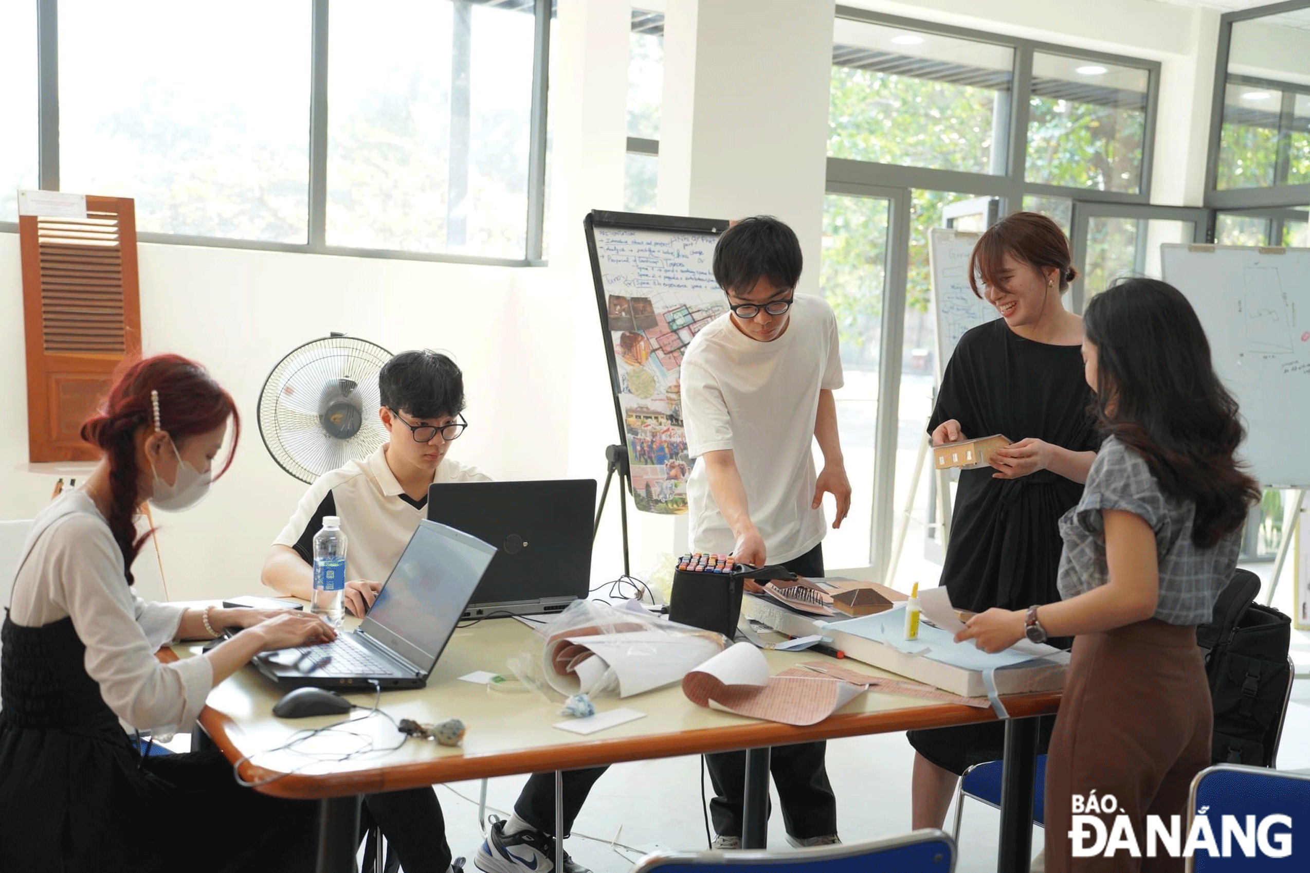 Sinh viên học tập, nghiên cứu tại Không gian đổi mới sáng tạo DUT Maker Innovation Space của Trường Đại học Bách khoa (Đại học Đà Nẵng). Ảnh: M.Q