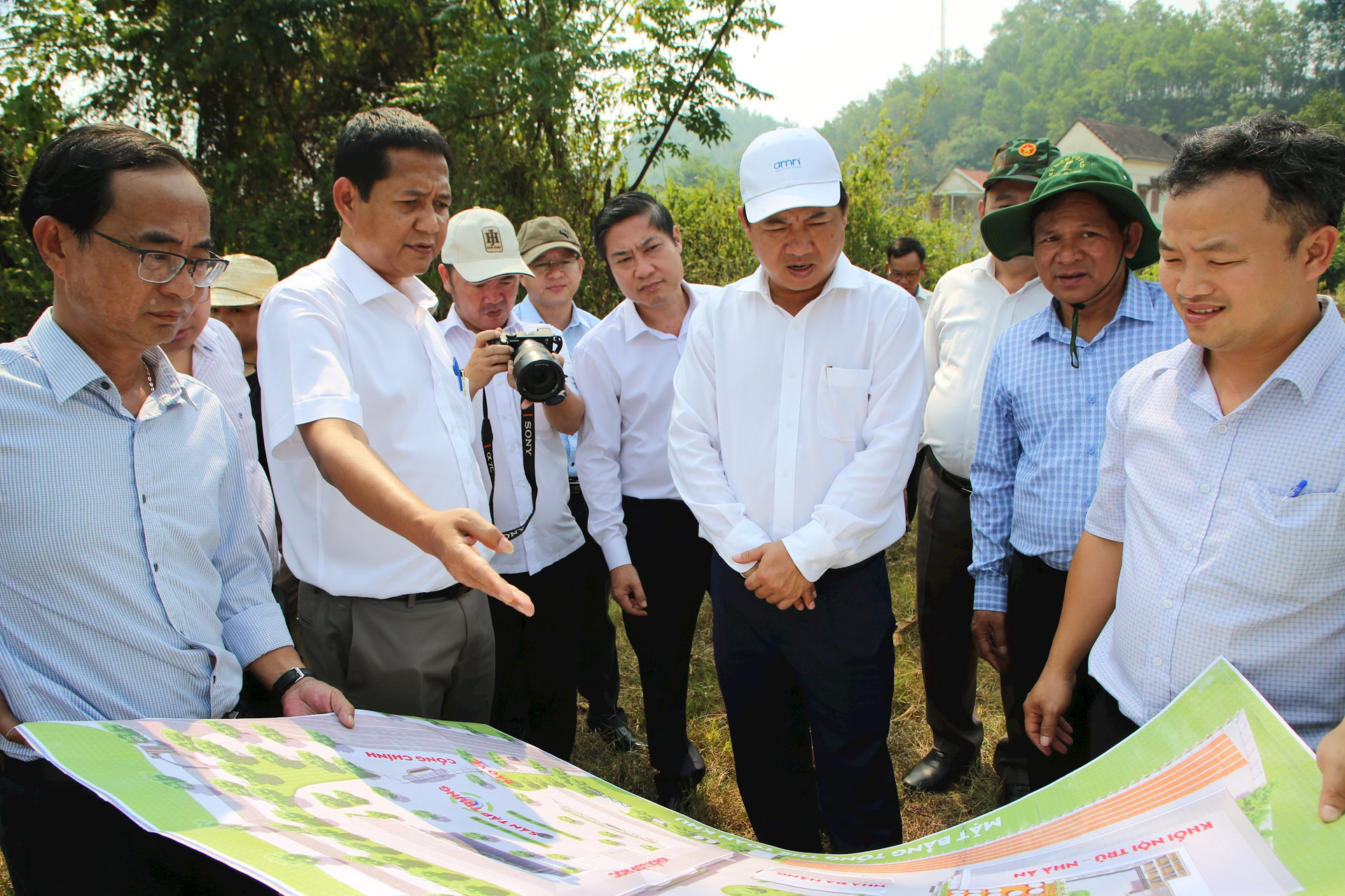 Đoàn công tác khảo sát vị trí xây dựng Trường Phổ thông dân tộc nội trú THCS Nam Giang. Ảnh: A.N