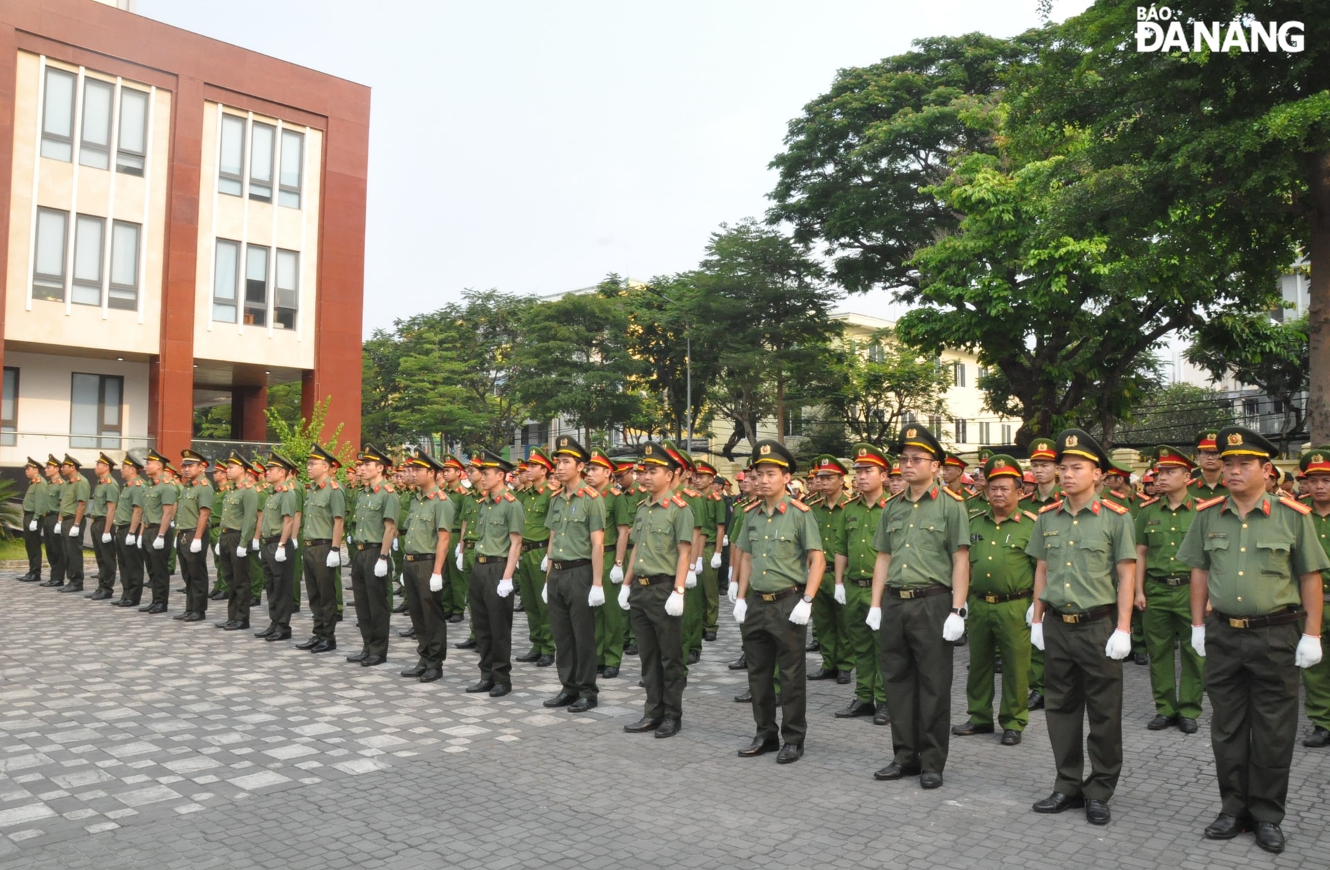 Công an thành phố huy động các lực lượng ra quân thực hiện đợt cao điểm. Ảnh: LÊ HÙNG