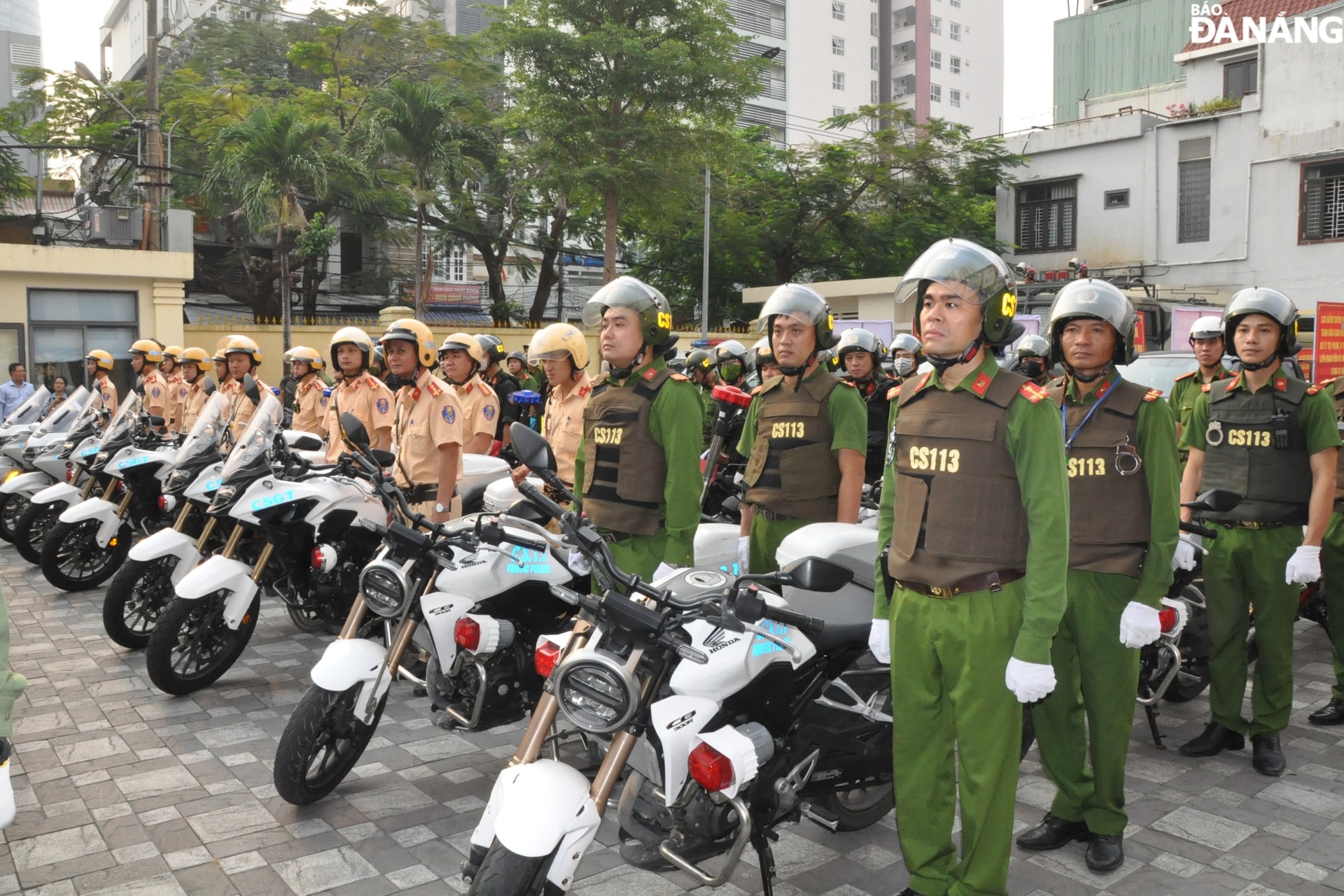 Công an thành phố huy động tối đa lực lượng và phương tiện triển khai đợt cao điểm. Ảnh: LÊ HÙNG
