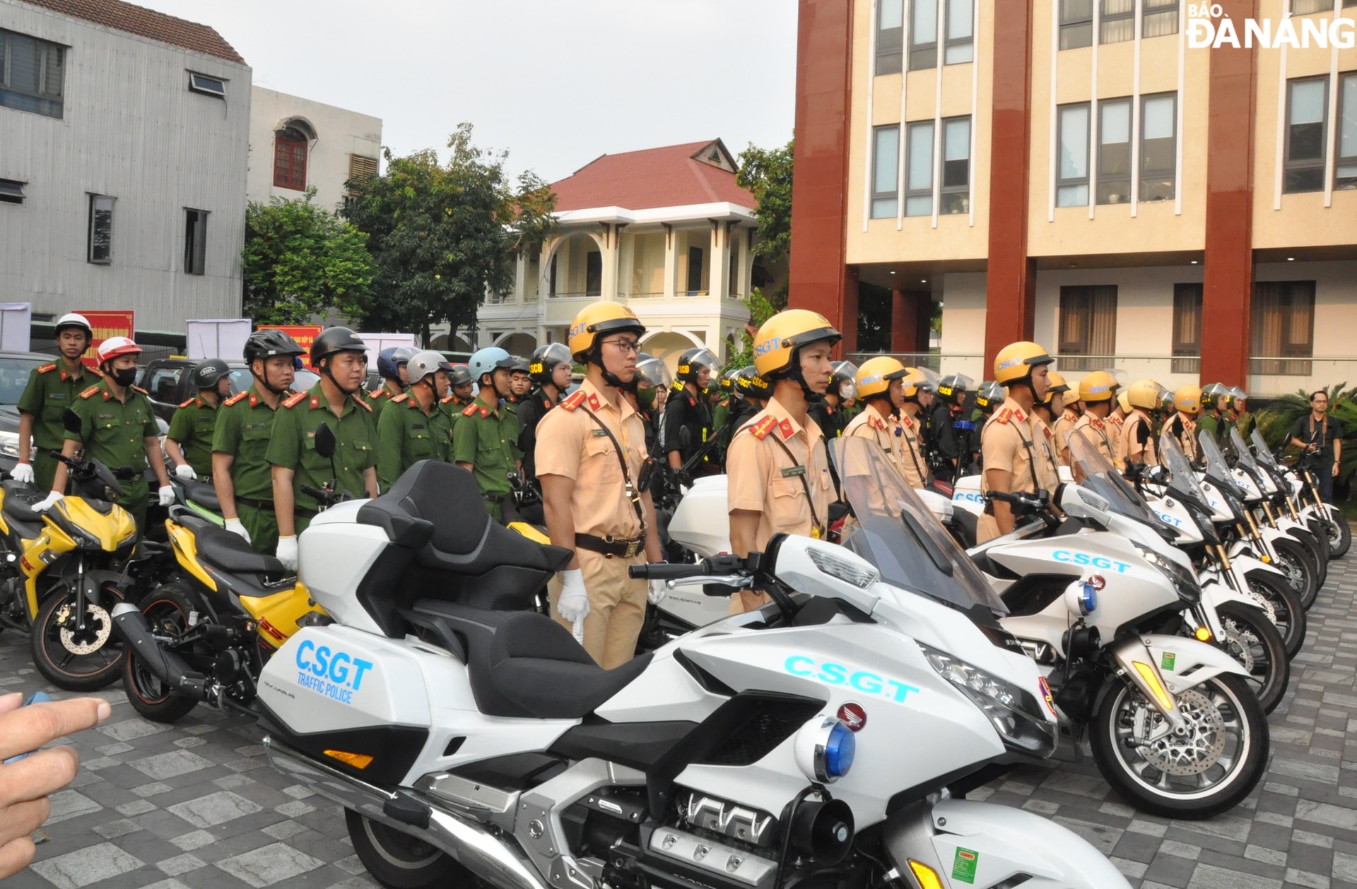 Công an thành phố triển khai lực lượng và phương tiện ra quân thực hiện đợt cao điểm. Ảnh: LÊ HÙNG