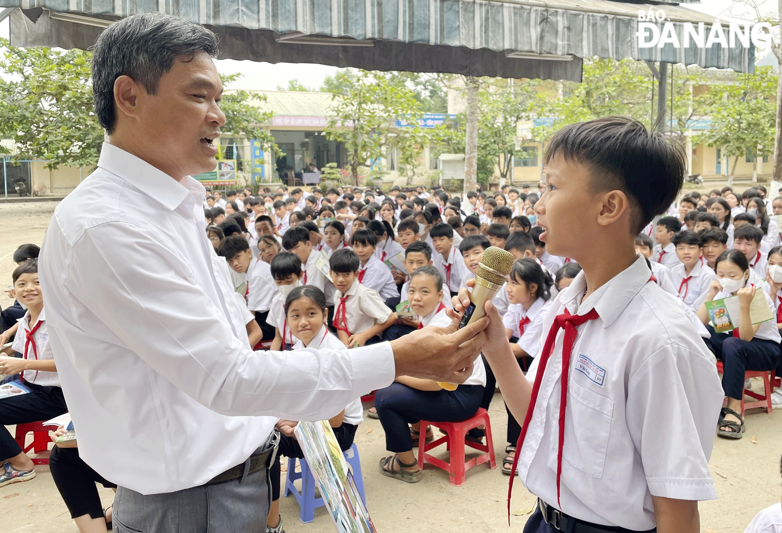 Tuyên truyền về phòng, chống tệ nạn xã hội cho học sinh Trường THCS Nguyễn Viết Xuân (huyện Hòa Vang). Ảnh: NGỌC HÀ
