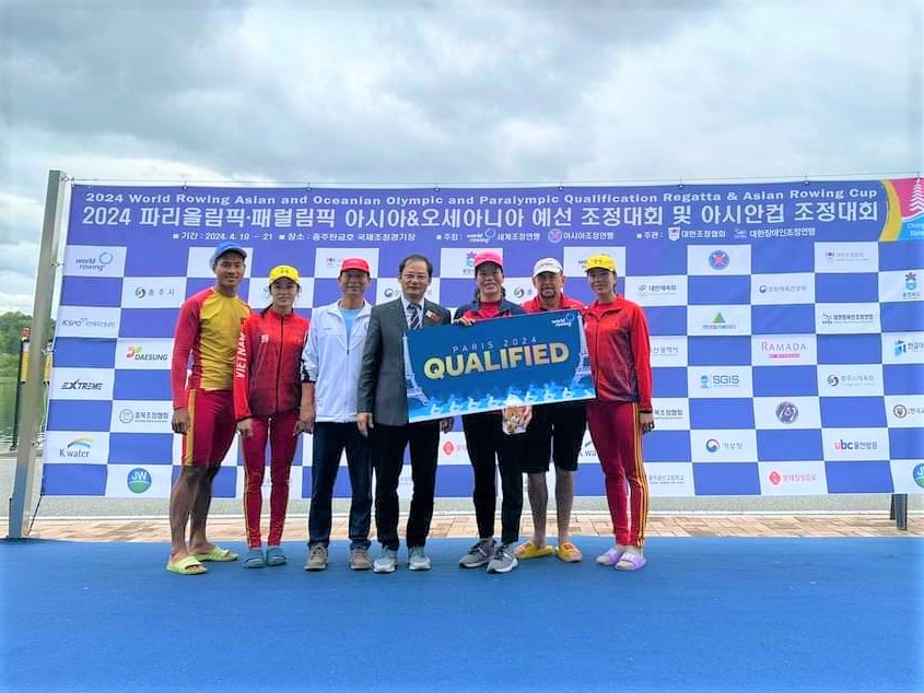 Phạm Thị Huệ (thứ 3, bên phải sang) xuất sắc giành vé dự Olympic Paris 2024. Ảnh: NVCC