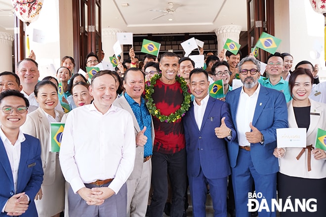 Rivaldo (áo đỏ) đến Đà Nẵng chuẩn bị tham dự trận giao hữu giữa các ngôi sao bóng đá Brazil và Việt Nam.