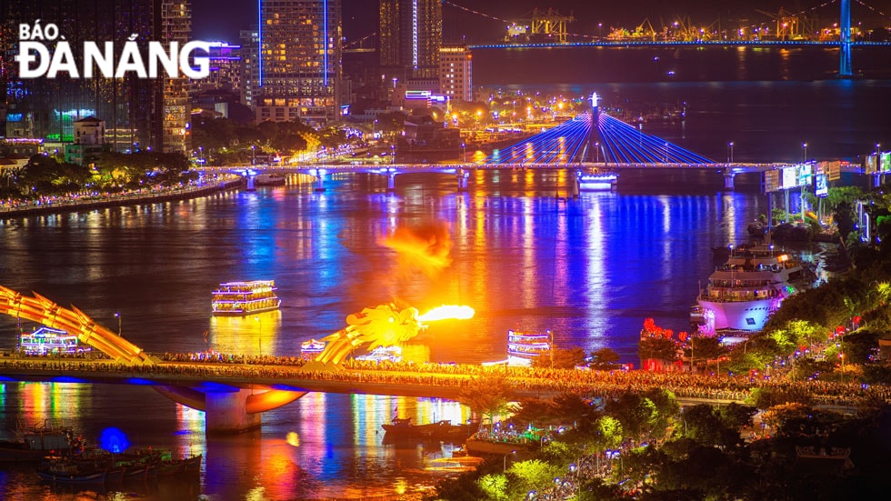 Cầu Rồng có thiết kế hình dáng con rồng bắc qua sông Hàn. Để phục vụ du khách, thứ Bảy, Chủ nhật hằng tuần cây cầu này sẽ phun lửa và phun nước vô cùng độc đáo.