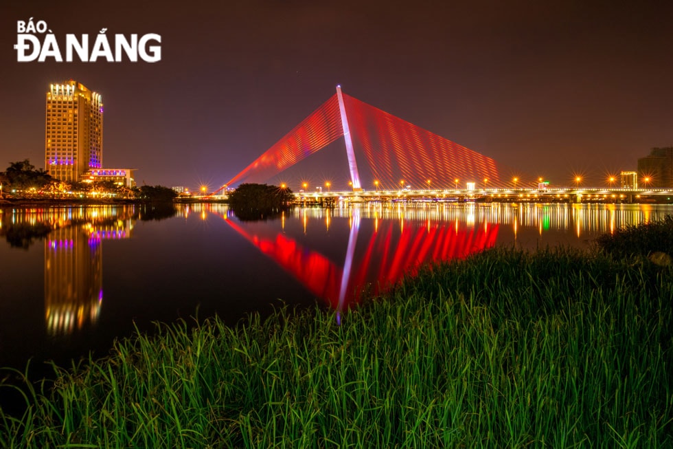 Sở hữu tạo hình cánh buồm vươn ra biển lớn đầy ấn tượng và có phần khá lạ so với thiết kế các cây cầu khác ở Việt Nam, cầu Trần Thị Lý mang một phong cách riêng.