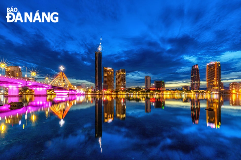 Ánh đèn giúp dòng sông Hàn như một bức tranh nhiều màu sắc về đêm.