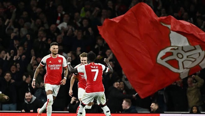 Các cầu thủ Arsenal ăn mừng bàn thắng trong trận đấu với Chelsea.  Ảnh: Reuters