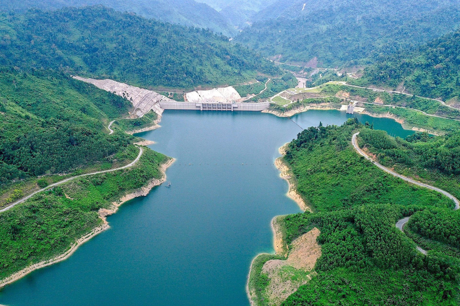 Các chủ hồ chứa thủy điện trên lưu vực sông Vu Gia - Thu Bồn theo dõi chặt chẽ diễn biến khí tượng thủy văn, nguồn nước để đảm bảo nguồn nước cấp cho hạ du trong mùa cạn năm 2024. Ảnh: Q.VIỆT