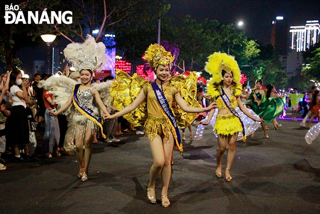 Các vũ công trong trang phục rực rỡ màu sắc trình diễn phục vụ người dân, du khách.