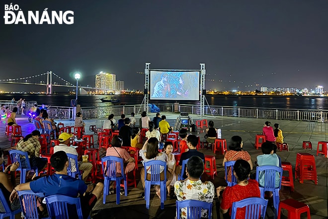 Người dân thưởng thức phim ngoài trời tại vỉa hè đường Như Nguyệt (quận Hải Châu).