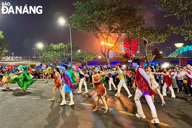 Đoàn vũ công diễu hành, trình diễn những vũ điệu sôi động phục vụ nhân dân suốt gần 3 giờ đồng hồ.