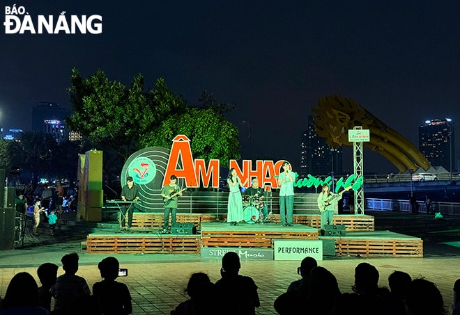 Các chương trình rơi vào dịp cuối tuần nên có rất đông người dân đến tham gia, cổ vũ.
