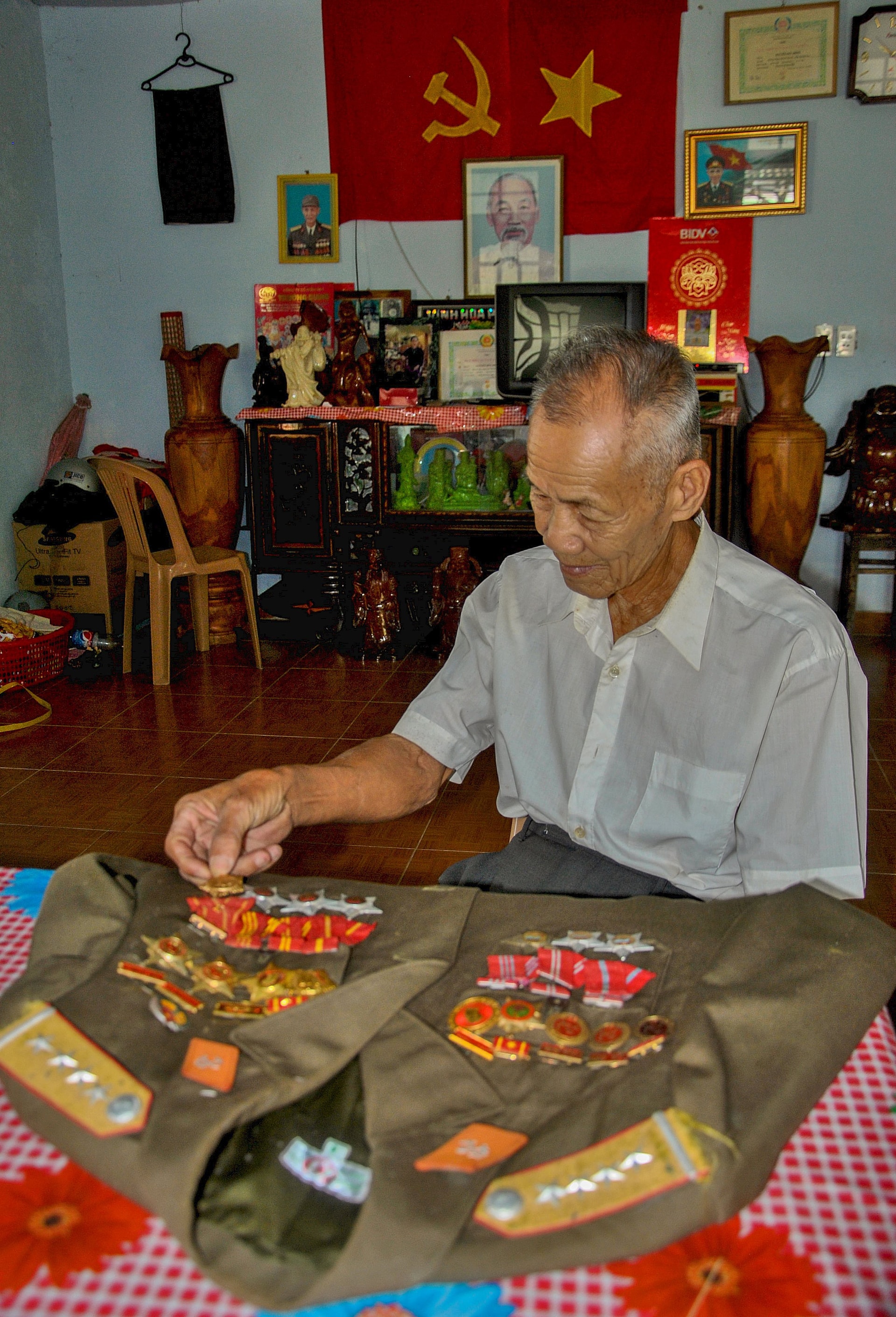 ong-nguyen-duc-dong-tu-hao-duoc-dai-tuong-vo-nguyen-giap-tang-bo-do-si-quan-anh-nguyen-dien-ngoc-chup-nam-2013.jpg