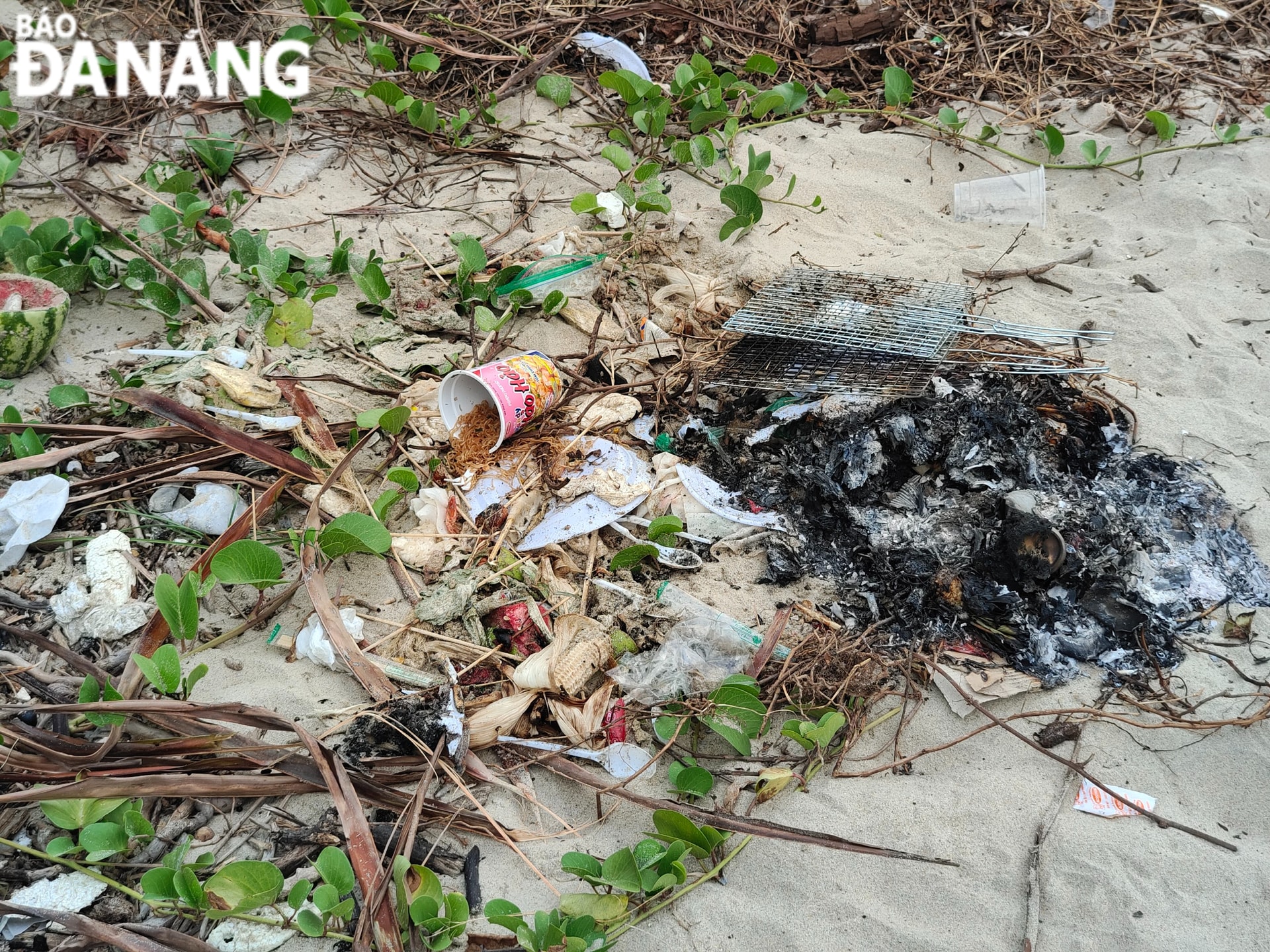 Rác, bãi than có ở nhiều nơi. Ảnh: CHIẾN THẮNG
