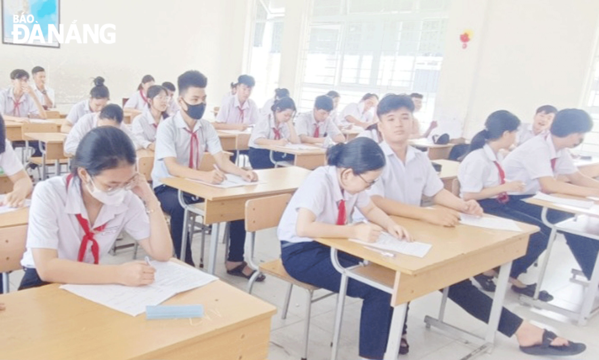 Học sinh lớp 9 Trường THCS Nguyễn Bỉnh Khiêm (quận Liên Chiểu) trong buổi kiểm tra định kỳ cuối học kỳ 2. Ảnh: NGỌC HÀ