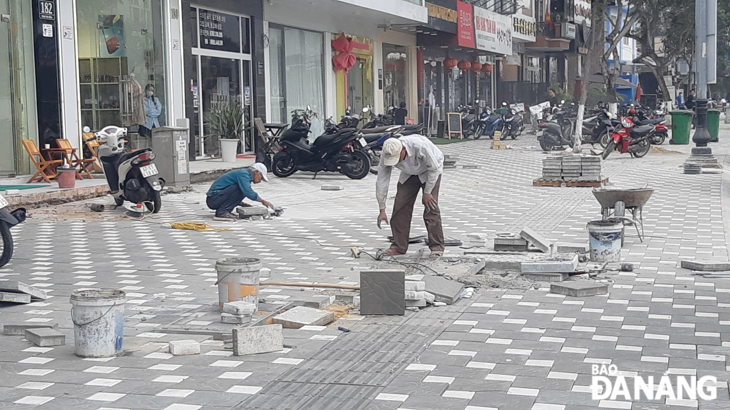 Công nhân thi công vỉa hè đường Phạm Văn Đồng. Ảnh: THÀNH LÂN
