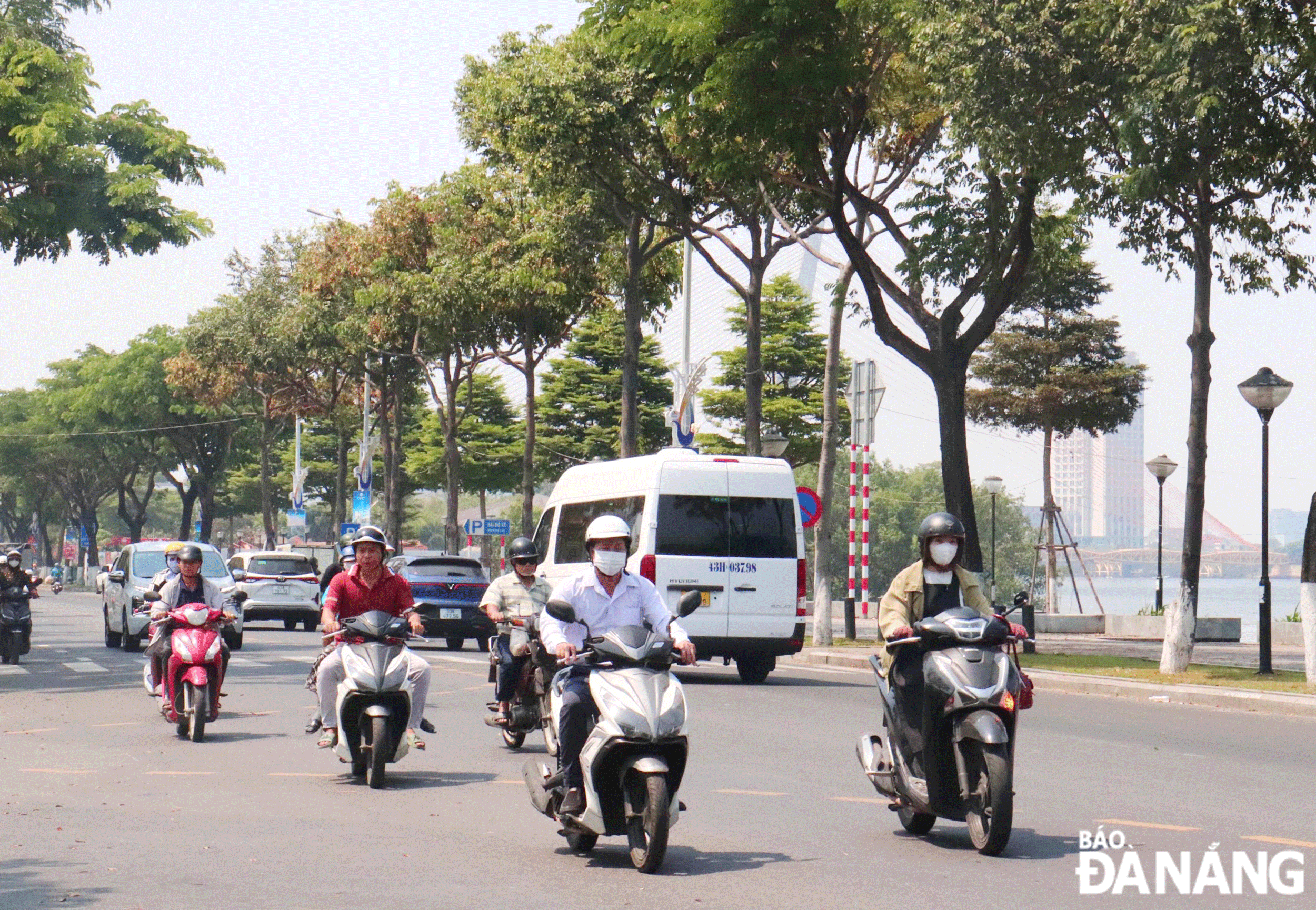 Theo khuyến cáo, người lao động ngoài trời chú ý chia thời gian làm việc, nghỉ ngơi hợp lý để tránh kiệt sức, sốc nhiệt do trời nắng nóng. Ảnh: K.N