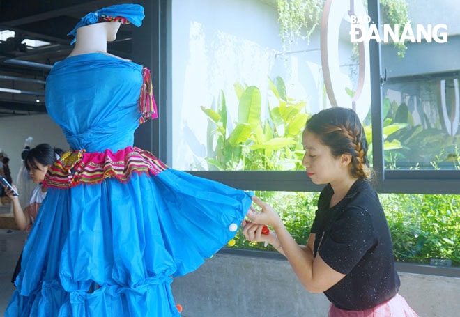 Một mẫu váy được tái chế từ bao ni-lông tại triển lãm. Ảnh: L.V