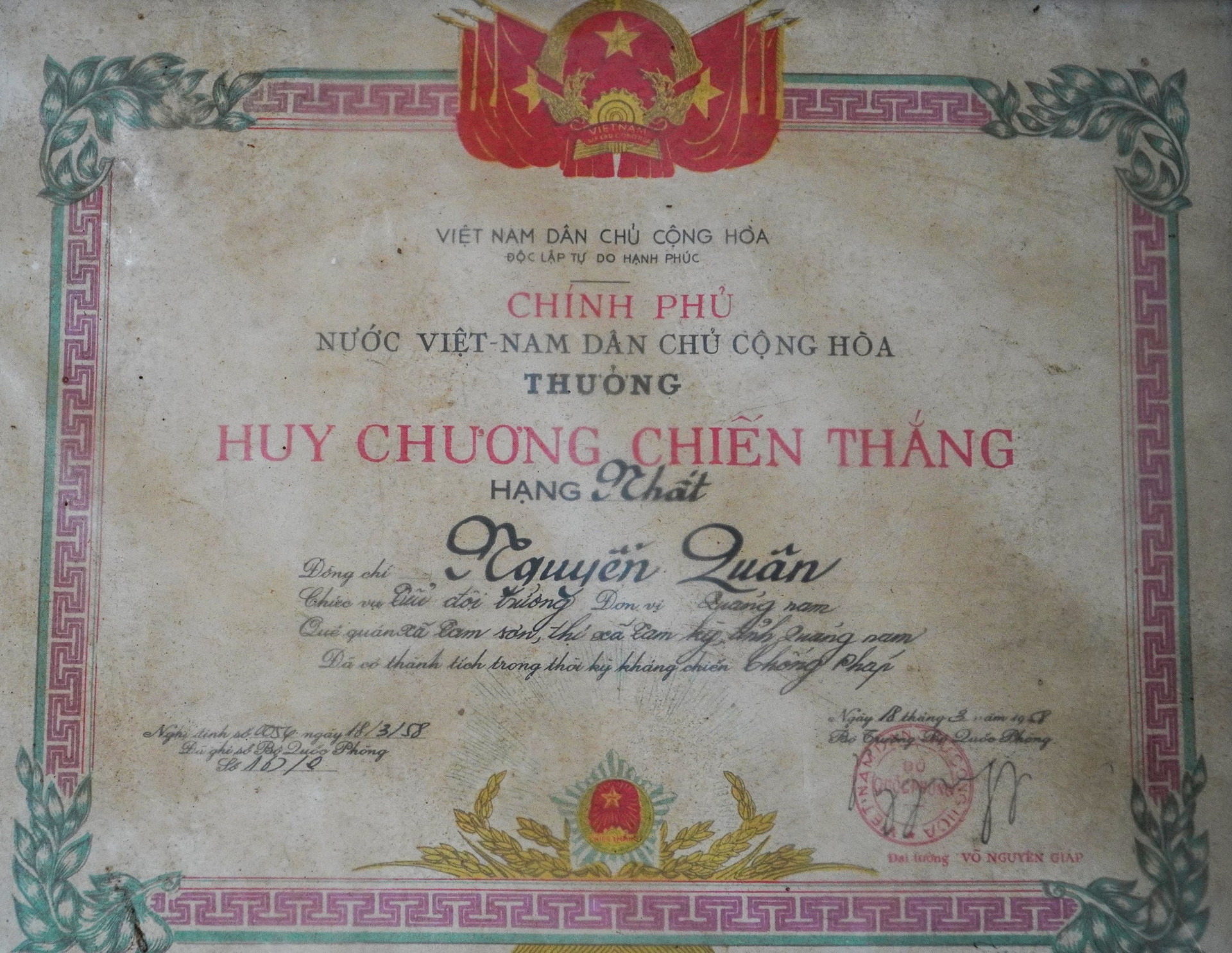 Huy chương Chiến thắng hạng Nhất do Đại tướng Võ Nguyên Giáp ký truy tặng liệt sĩ Nguyễn Quận. Ảnh: H.Q