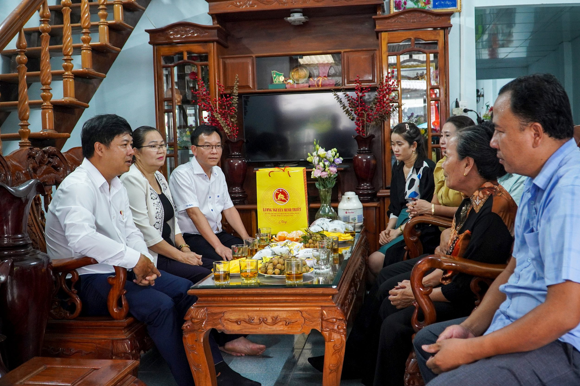 Bí thư Tỉnh ủy Lương Nguyễn Minh Triết cùng đoàn công tác thăm hỏi gia đình liệt sĩ Nguyễn Quận. Ảnh: H.Q