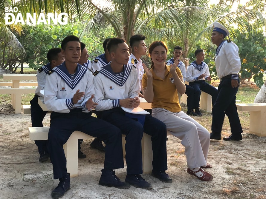 Chiến sĩ trẻ công tác trên đảo Song Tử Tây giao lưu với đoàn công tác thành phố Đà Nẵng tháng 4-2024. Ảnh; TRIỆU TÙNG