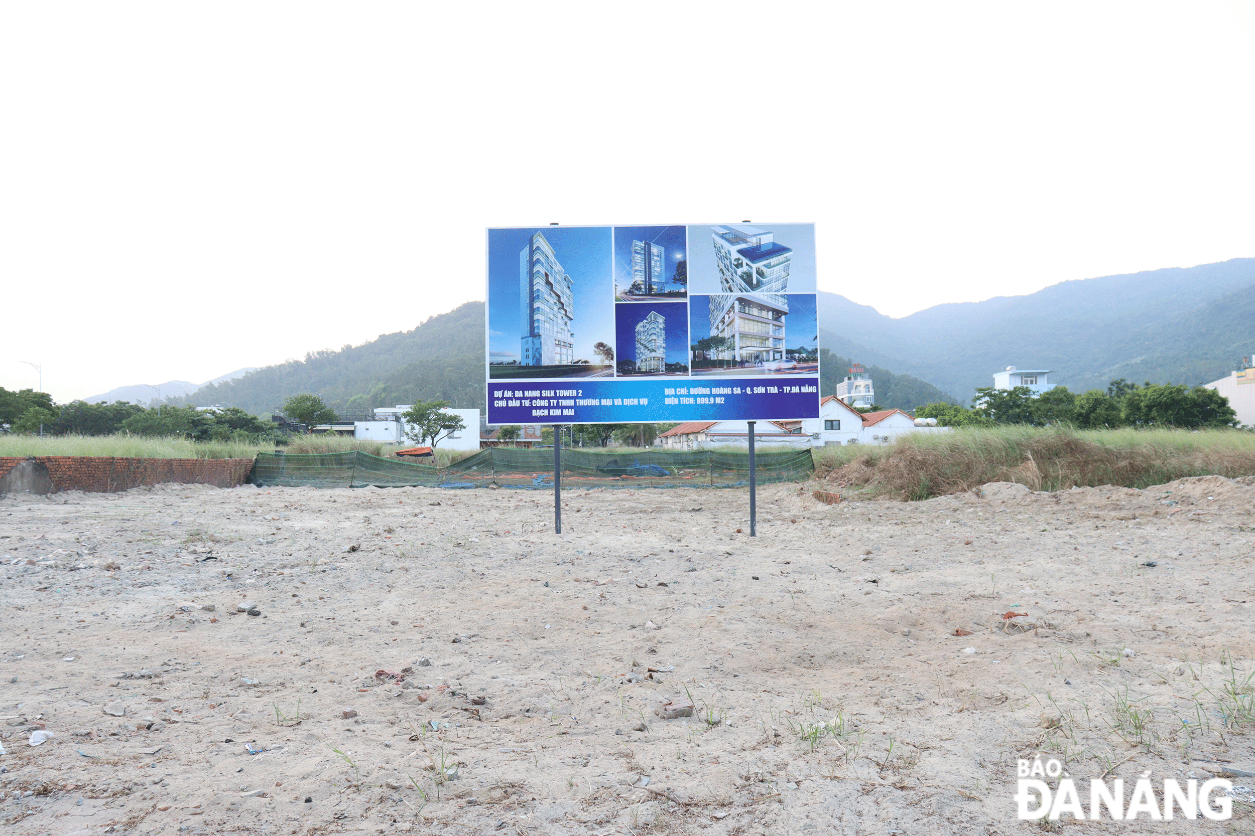 Một lô đất ven đường Hoàng Sa được san ủi và cắm biển tên dự án xây dựng khách sạn sau khi được thông báo yêu cầu báo cáo tiến độ sử dụng đất. Ảnh: HOÀNG HIỆP