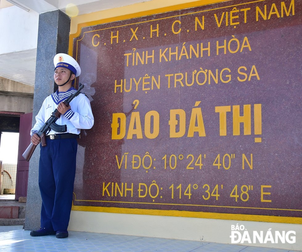 Chiến sĩ hải quân canh gát bia chủ quyền quốc gia trên đảo Đá Thị. Ảnh: TRIỆU TÙNG