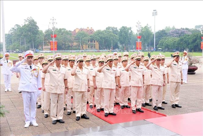 Đoàn đại biểu Đảng ủy Công an Trung ương - Bộ Công an vào Lăng viếng Chủ tịch Hồ Chí Minh. Ảnh: Phạm Kiên/TTXVN