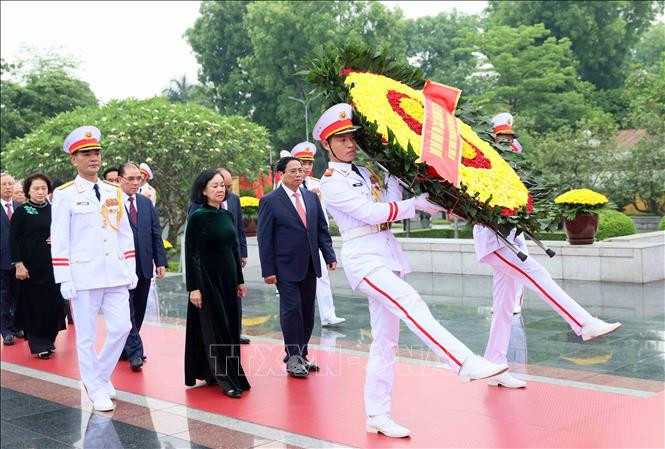 Đoàn đại biểu lãnh đạo, nguyên lãnh đạo Đảng, Nhà nước đến đặt vòng hoa và vào Lăng viếng Chủ tịch Hồ Chí Minh. Ảnh: Phạm Kiên/TTXVN