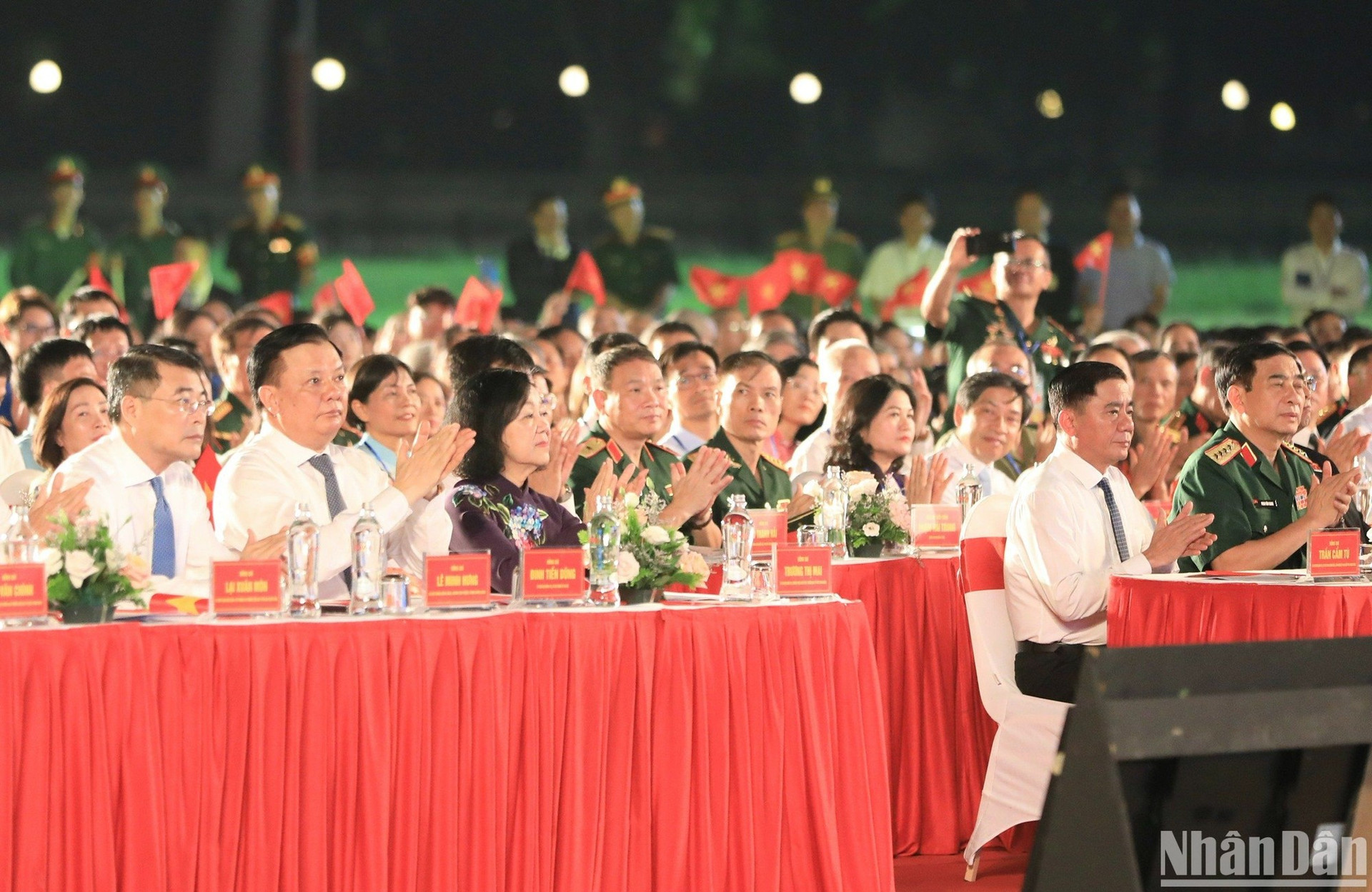 Đồng chí Trương Thị Mai, Ủy viên Bộ Chính trị, Thường trực Ban Bí thư, Trưởng Ban Tổ chức Trung ương, Trưởng Ban Chỉ đạo Trung ương kỷ niệm các ngày lễ lớn và sự kiện quan trọng của đất nước trong 3 năm 2023-2025, cùng các đồng chí lãnh đạo Đảng, Nhà nước tham dự chương trình từ điểm cầu Hà Nội.