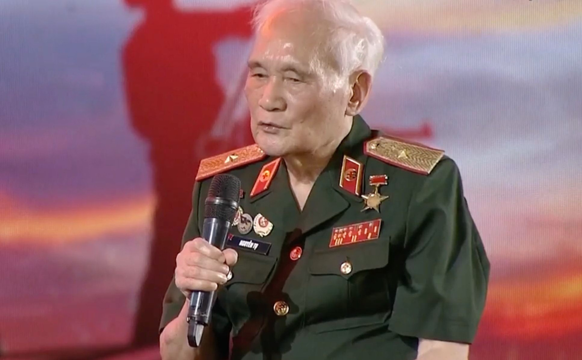 Thiếu tướng Nguyễn Tụ - nguyên Phó Giám đốc Học viện Quân y chia sẻ tại chương trình. (Ảnh chụp màn hình) 