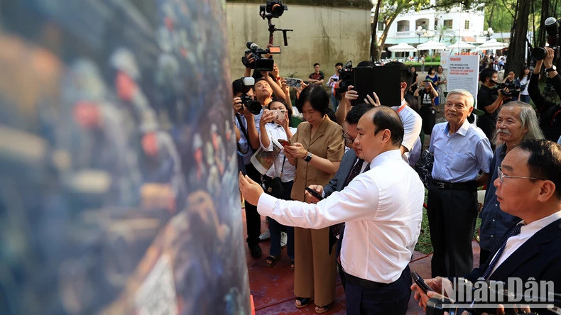 Đại biểu trải nghiệm thực tế tăng cường tại triển lãm tương tác ảnh panorama “Chiến dịch Điện Biên Phủ”. Ảnh: Báo Nhân Dân