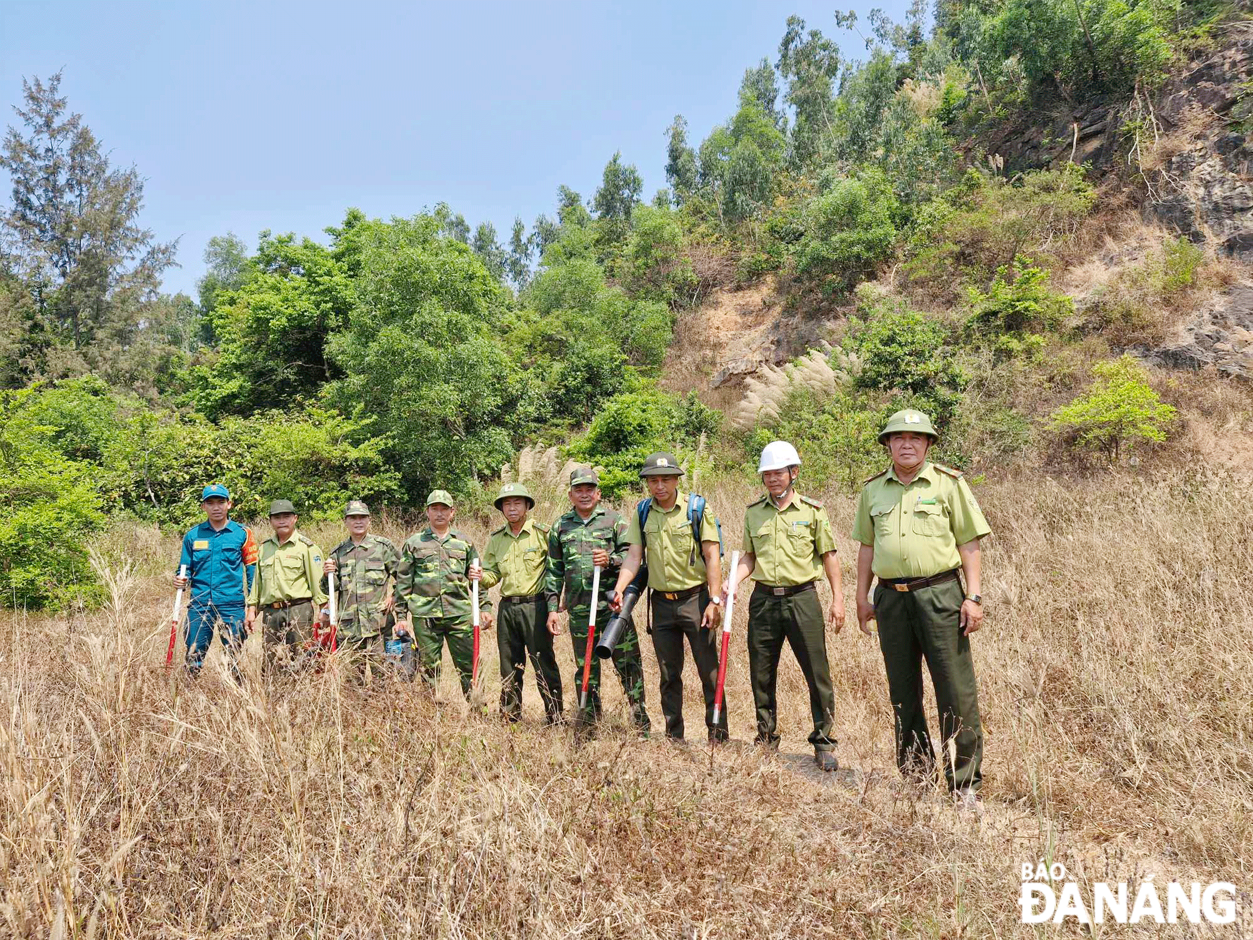 Năm qua, toàn thành phố không xảy ra vụ cháy rừng gây thiệt hại đến tài nguyên rừng. Trong ảnh: Hạt Kiểm lâm liên quận Sơn Trà - Ngũ Hành Sơn thực hiện kiểm tra phòng cháy chữa cháy rừng tại bán đảo Sơn Trà. Ảnh: VĂN HOÀNG
