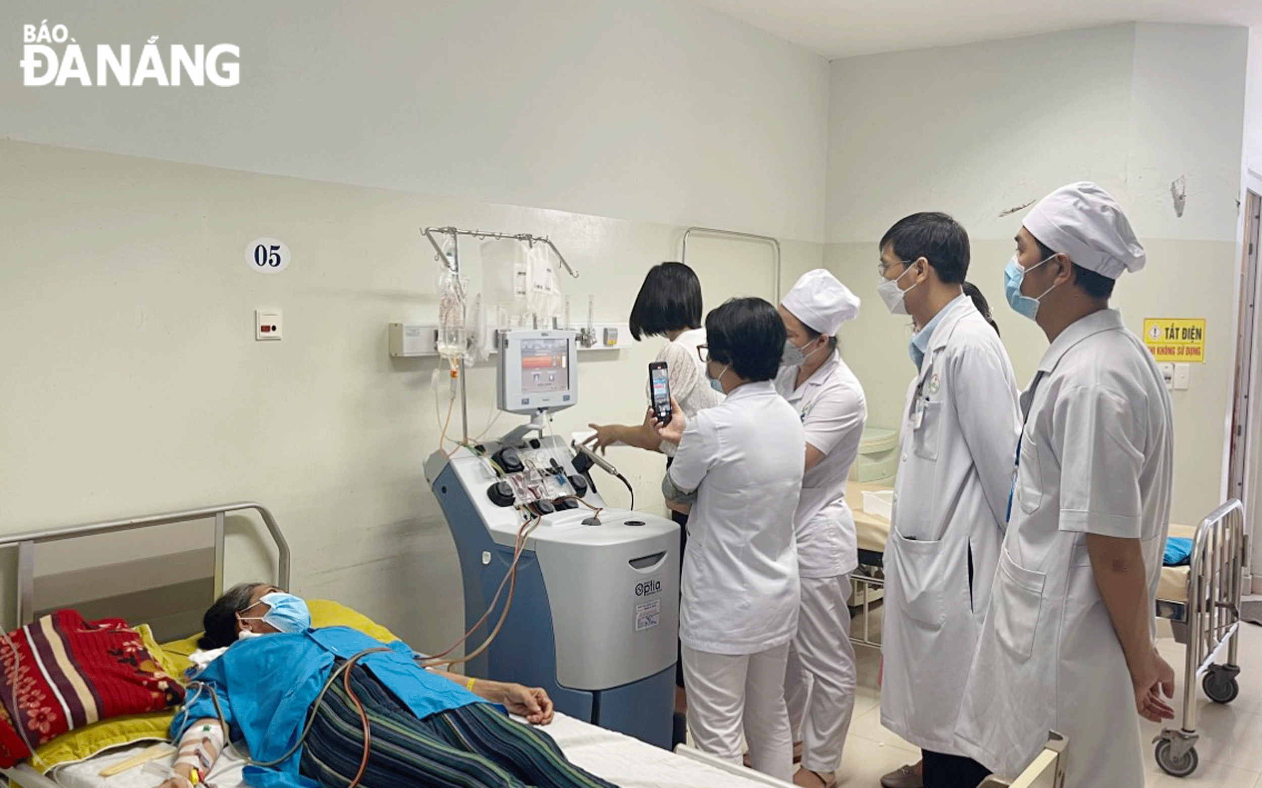 Chăm sóc giảm nhẹ giúp bệnh nhân ung thư ổn định tâm lý, vượt qua cơn đau thể chất, tinh thần để đạt hiệu quả điều trị tốt nhất. TRONG ẢNH: Bệnh nhân mắc bệnh ung thư đang được điều trị tại Bệnh viện ung bướu Đà Nẵng.Ảnh: PHAN CHUNG
