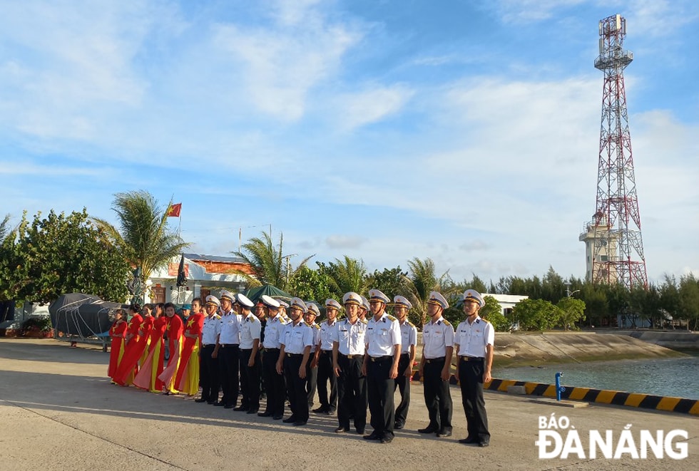Quân và dân trên đảo Sinh Tồn, quần đảo Trường Sa đón đoàn công tác thành phố Đà Nẵng đến thăm đảo vào tháng 4-2024. Ảnh:TRIỆU TÙNG