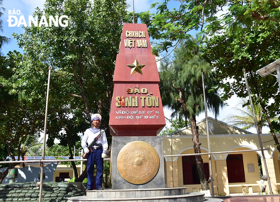 Chắc tay súng, sẳn sàng bảo vệ chủ quyền biển đảo trong mọi tình huống. Ảnh: TRIỆU TÙNG