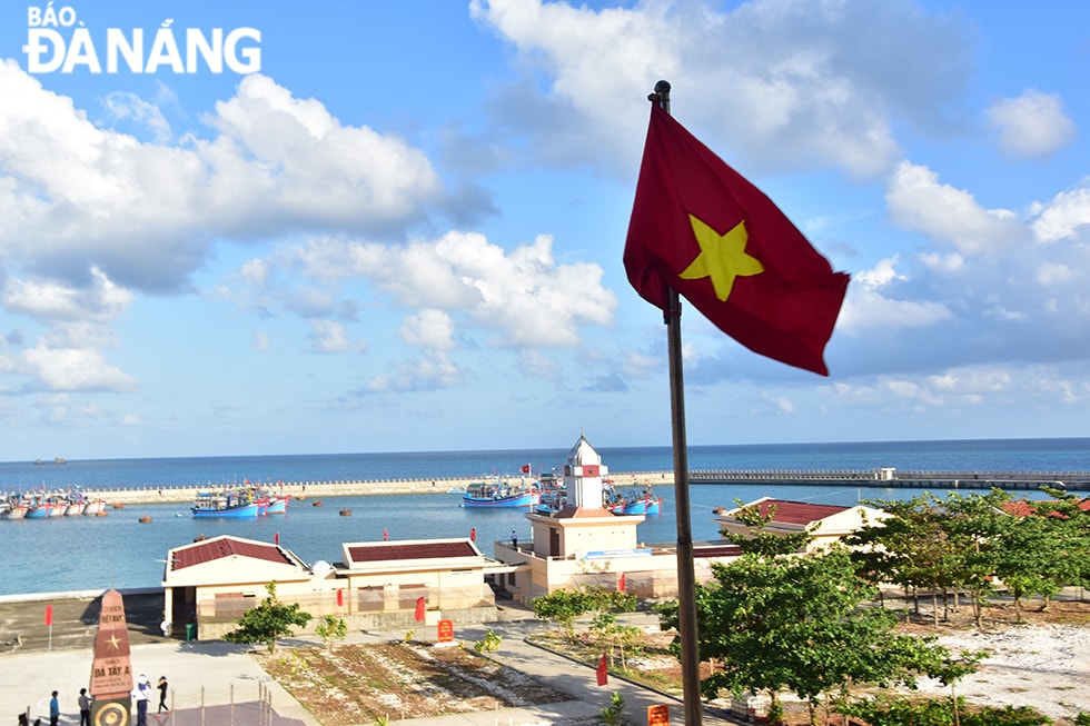 Đảo Đá Tây A trong cụm đảo Đá Tây có âu thuyền rộng, bảo đảm các dịch vụ hậu cần nghề cá giúp ngư dân bám biển. Ảnh: TRIỆU TÙNG